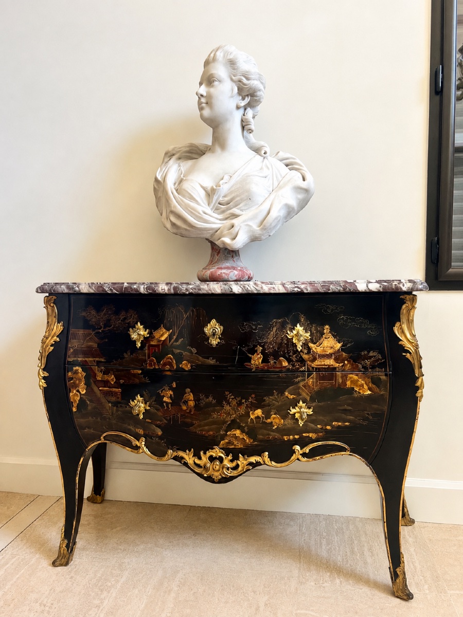 Curved Chest Of Drawers With Lacquered Trim On All Sides-photo-2