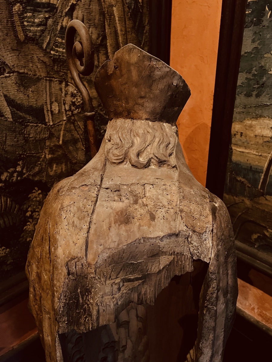 Saint Nicolas et les trois enfants – Sculpture en chêne du XVIIe siècle-photo-4