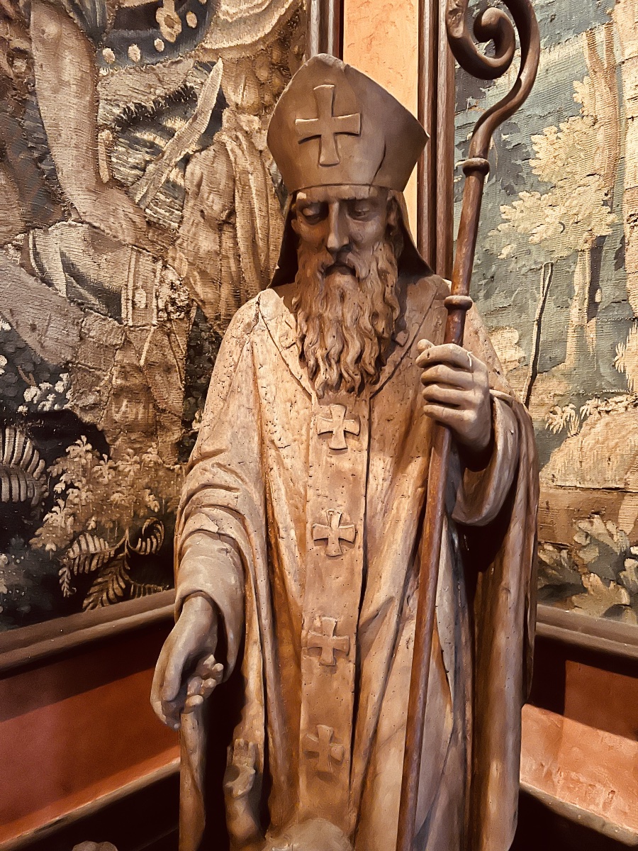 Saint Nicolas et les trois enfants – Sculpture en chêne du XVIIe siècle-photo-1