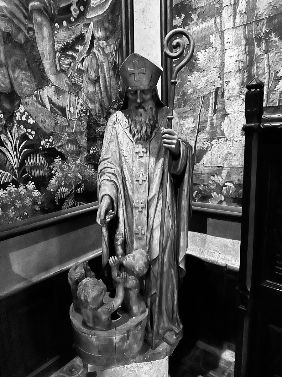 Saint Nicolas et les trois enfants – Sculpture en chêne du XVIIe siècle-photo-7