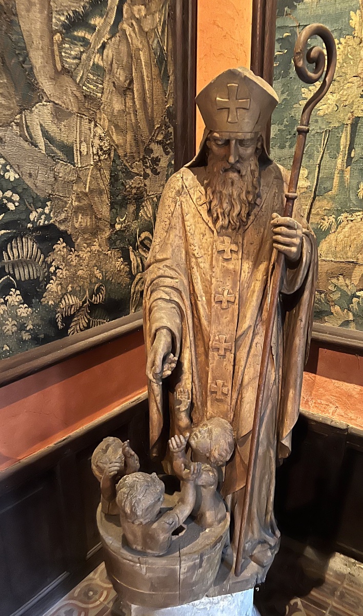 Saint Nicolas et les trois enfants – Sculpture en chêne du XVIIe siècle