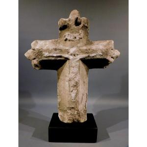 Croix funéraire en pierre avec le Christ, XVe-XVIe siècle Haute Epoque