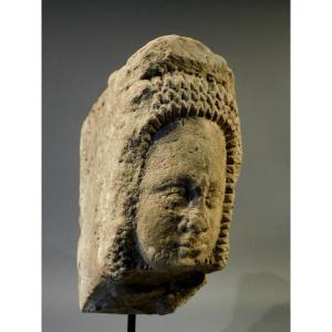 Tête d'Une Femme  En Pierre Sculpté Du XVeme Siecle Gothique 