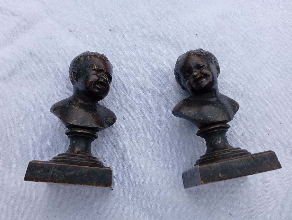 Paire de sujets en bronze « Jean qui rit, Jean qui pleure » à patine brune.