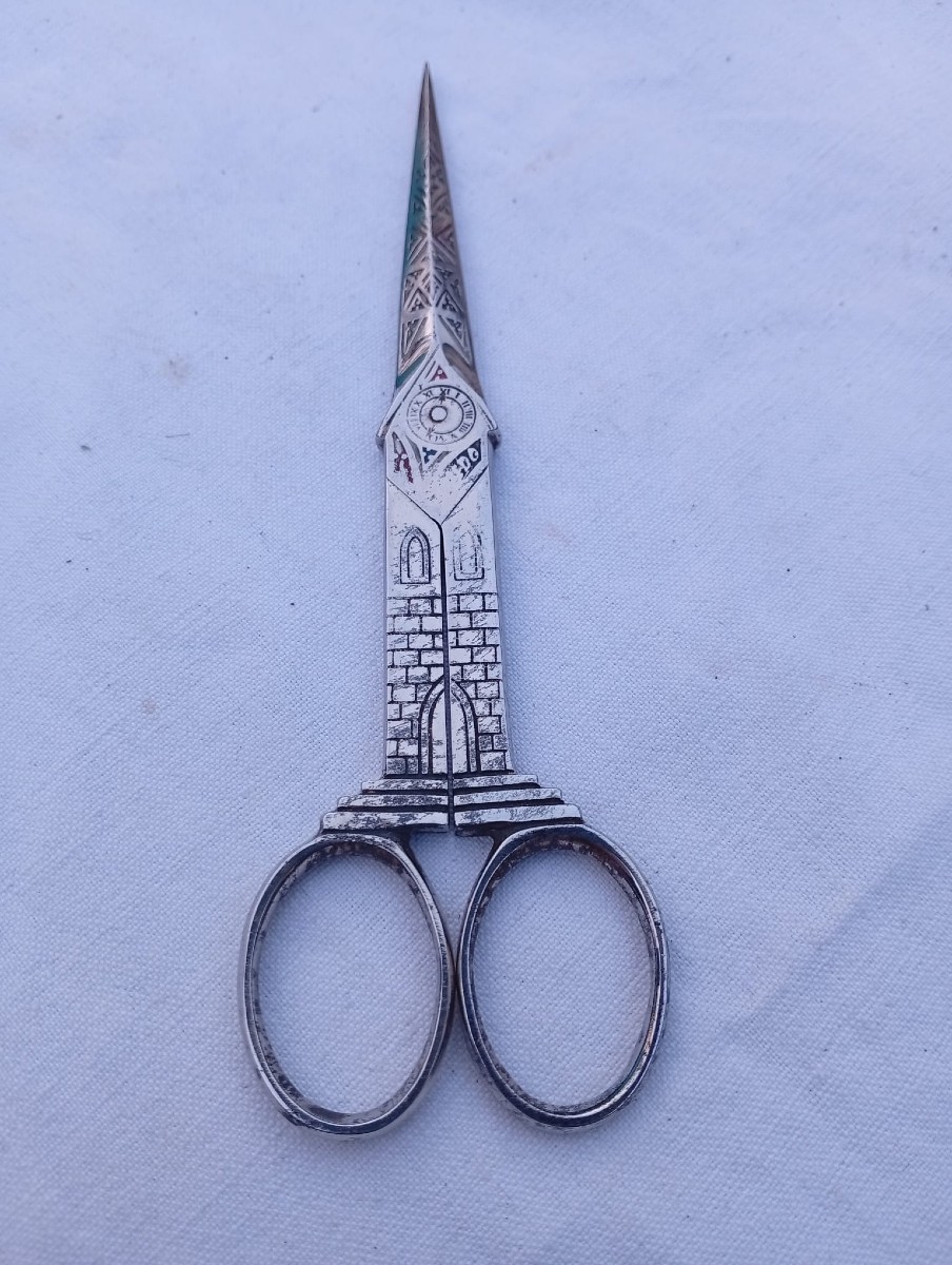 Paire de ciseaux de couture en forme de chapelle