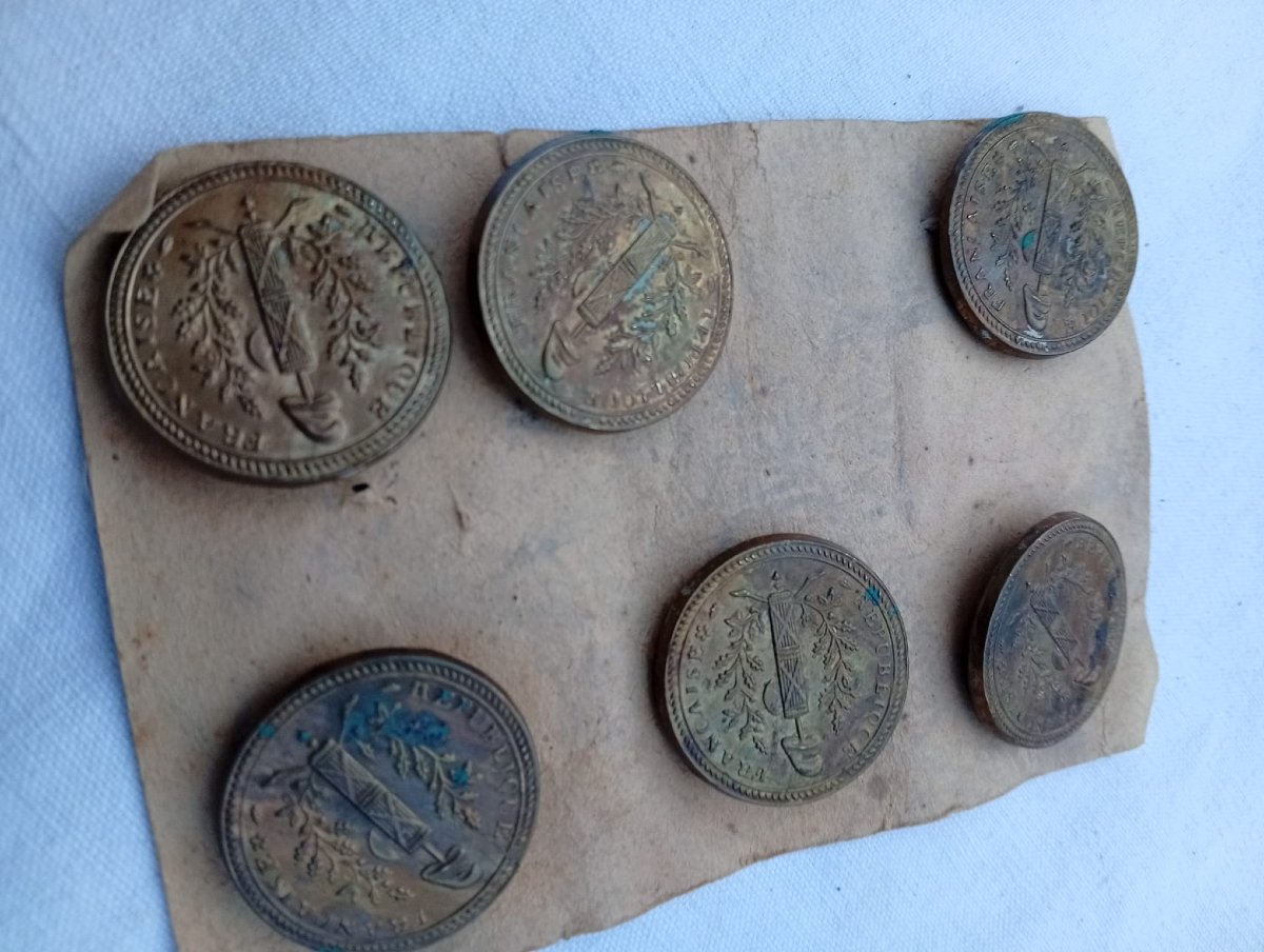 Revolutionary Button-photo-3