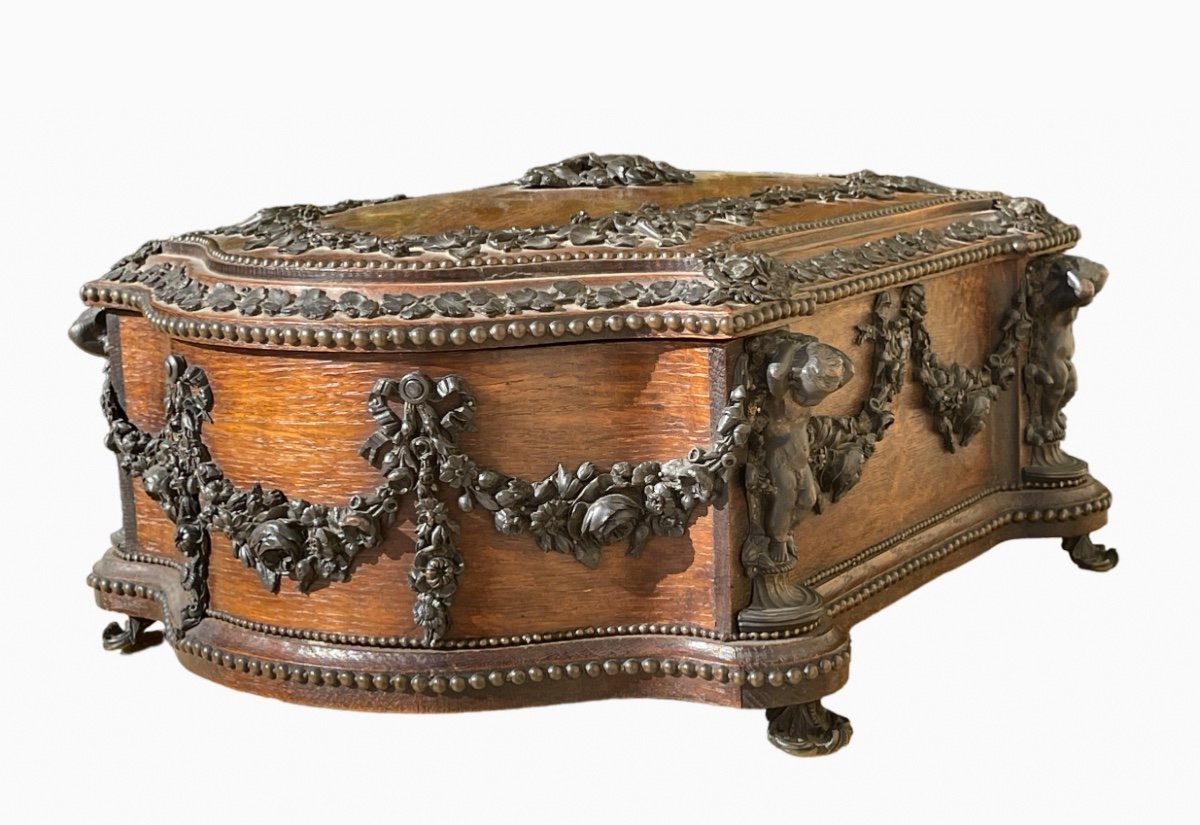 Maison Tahan - Large Carved Wooden Box And Bronze Garlands-photo-3