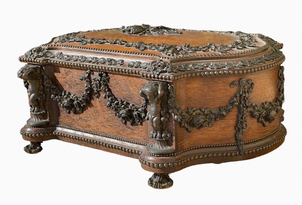 Maison Tahan - Large Carved Wooden Box And Bronze Garlands-photo-4