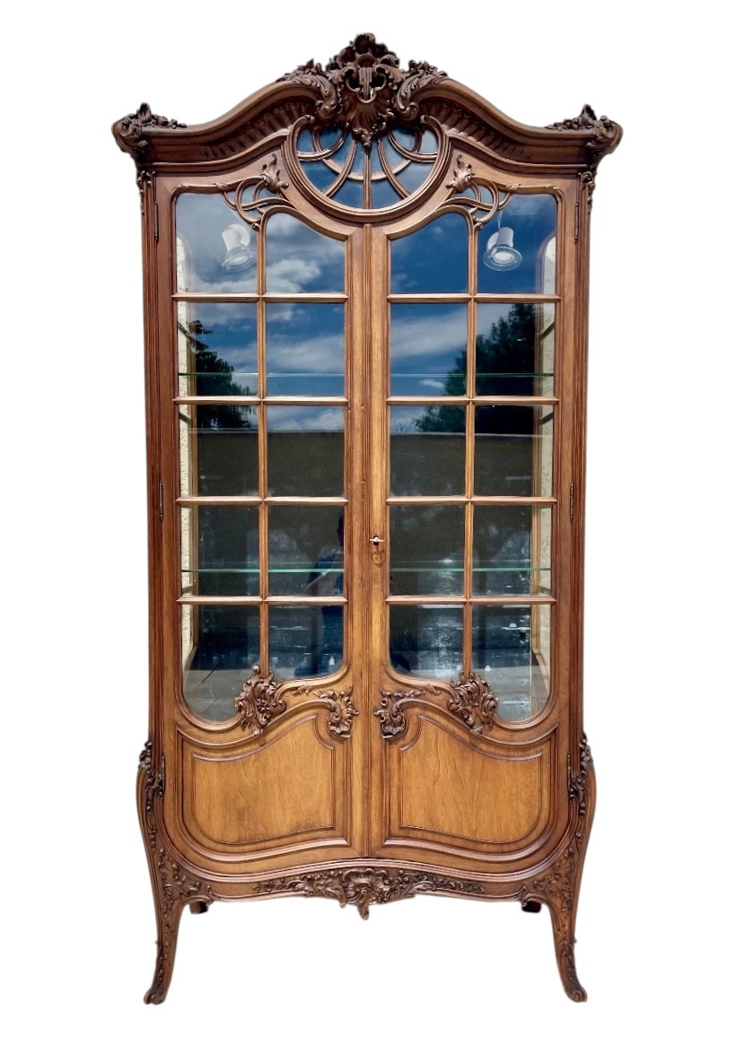 Vitrine en noyer de style Louis XV