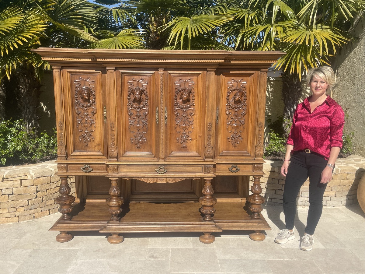 Buffet Renaissance en noyer sculpté -photo-1