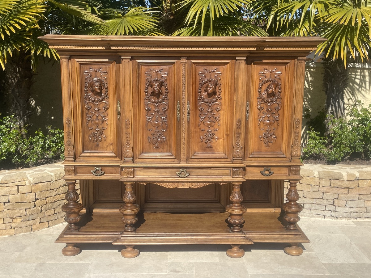 Buffet Renaissance en noyer sculpté 