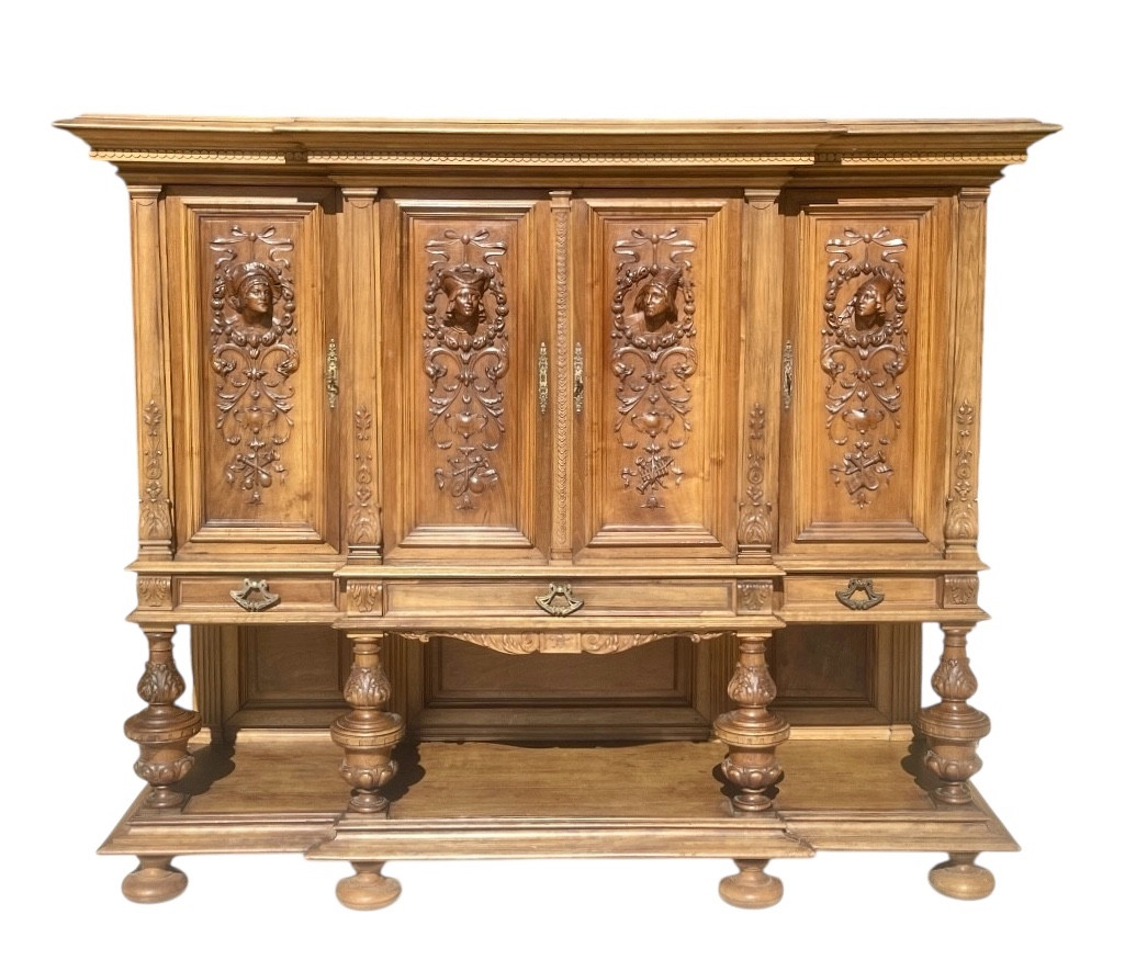 Buffet Renaissance en noyer sculpté 