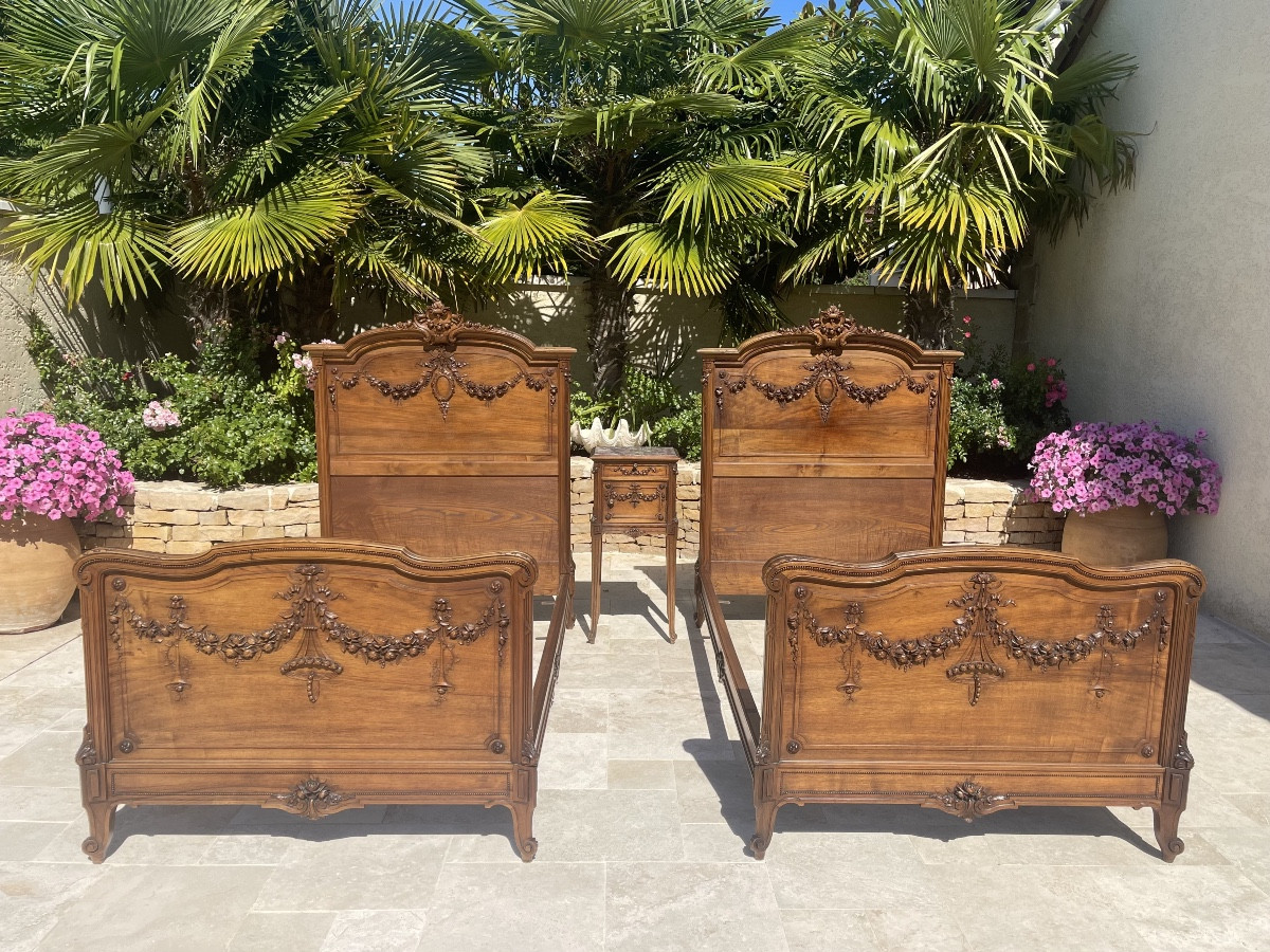 Paire de Lits en Noyer Style Transition Louis XV/ Louis XVI