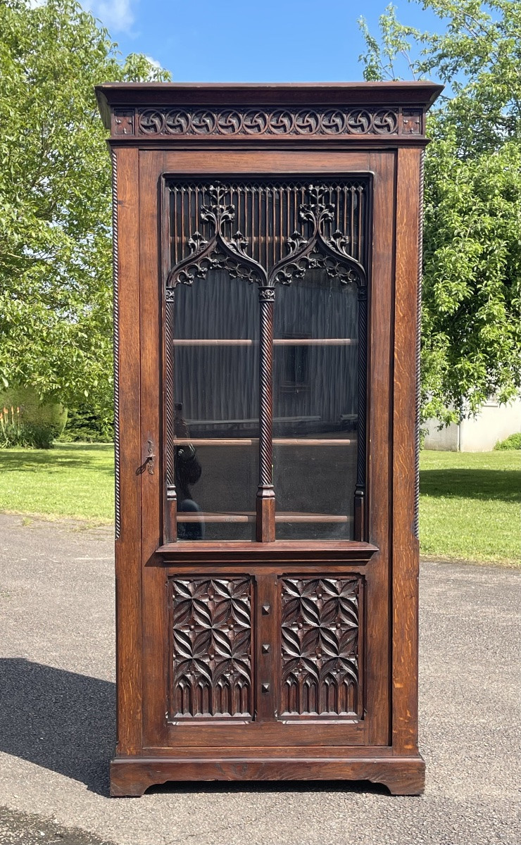 Gothic-style Carved Display Case-photo-2