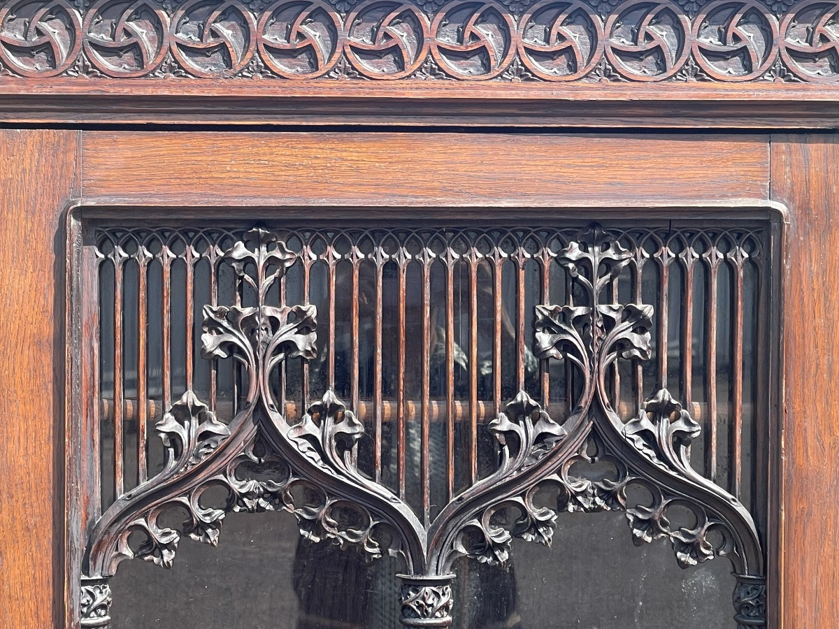 Gothic-style Carved Display Case-photo-4