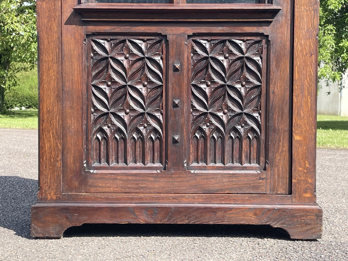 Gothic-style Carved Display Case-photo-1