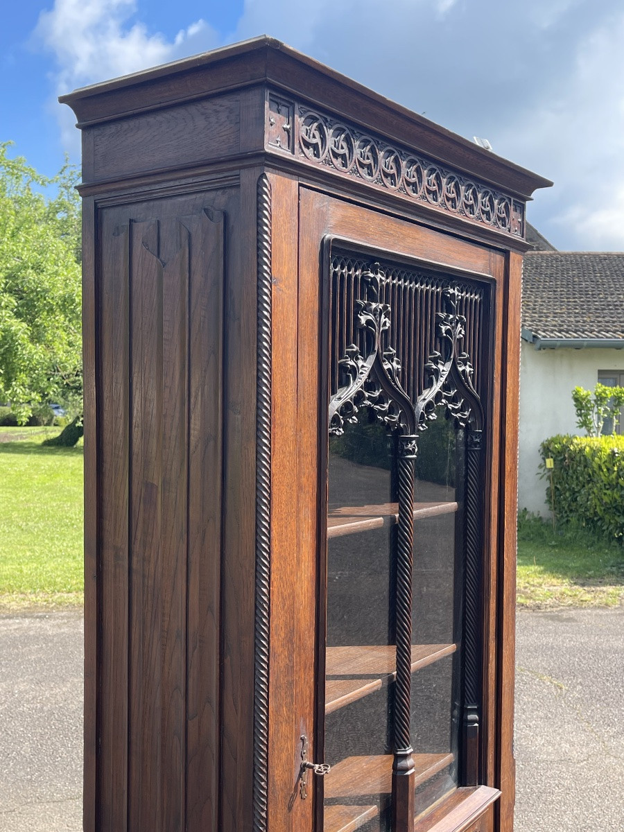 Gothic-style Carved Display Case-photo-3