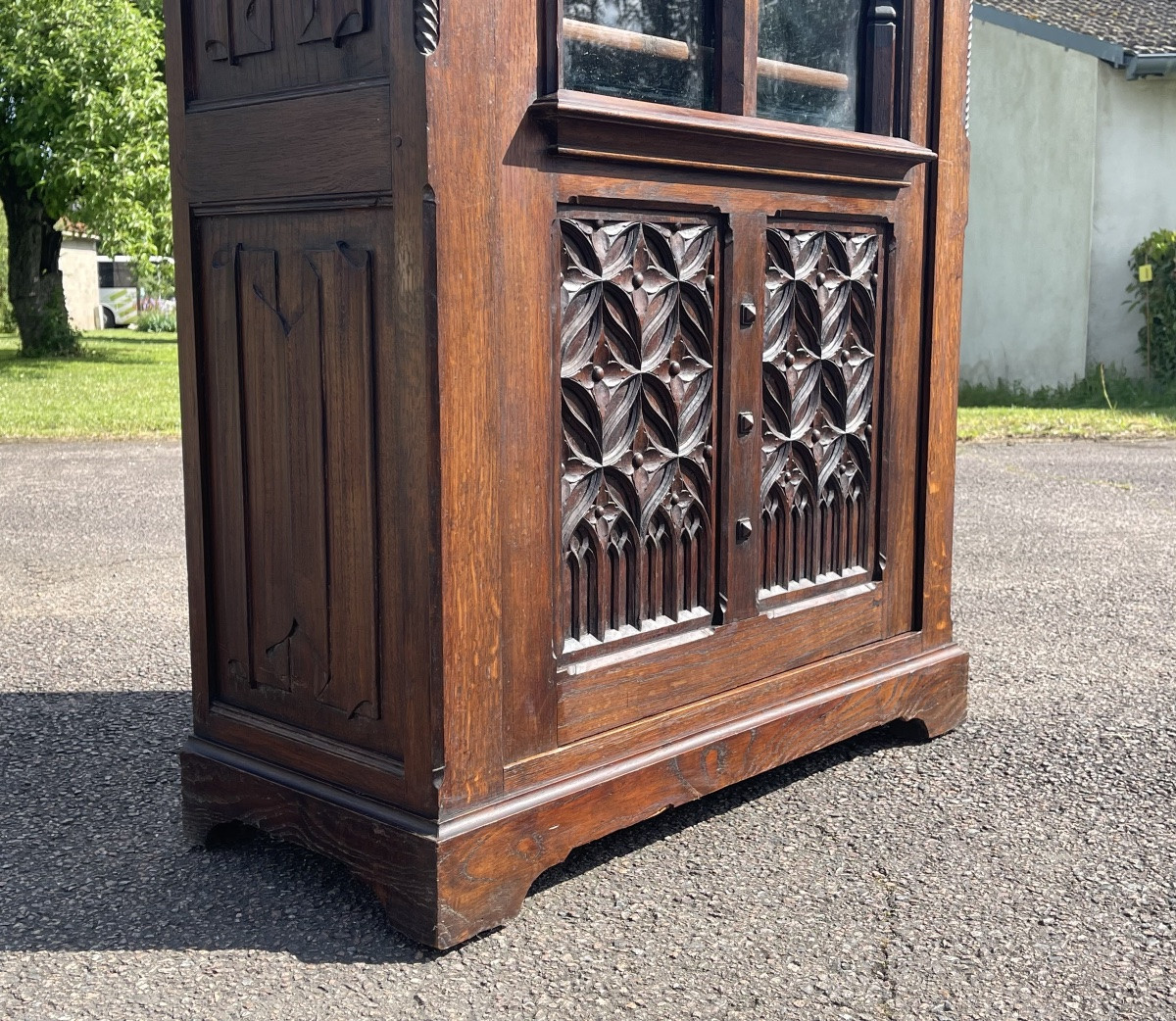 Gothic-style Carved Display Case-photo-5