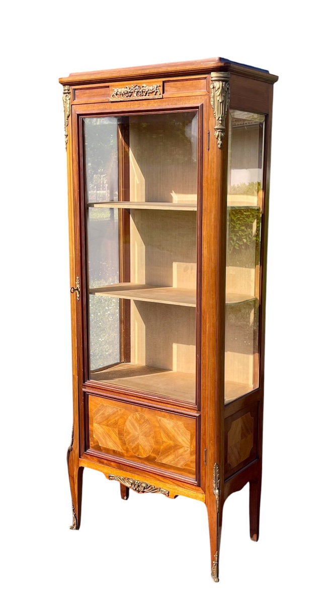 Vitrine en Marqueterie Style transition Louis XV/Louis XVI