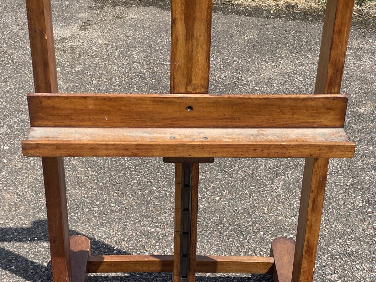 Easel -photo-1