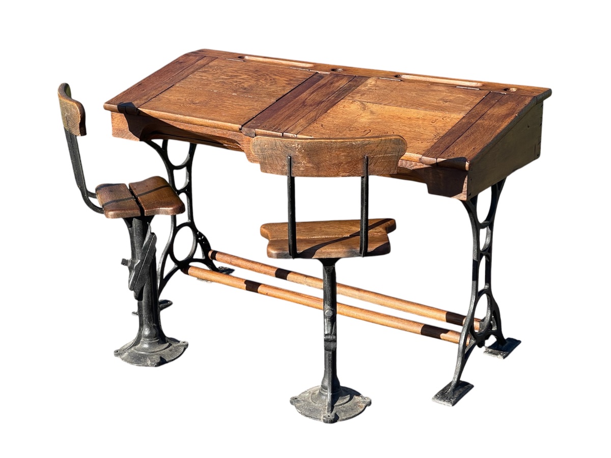 Pupitre d’Écolier et ses 2 Chaises 
