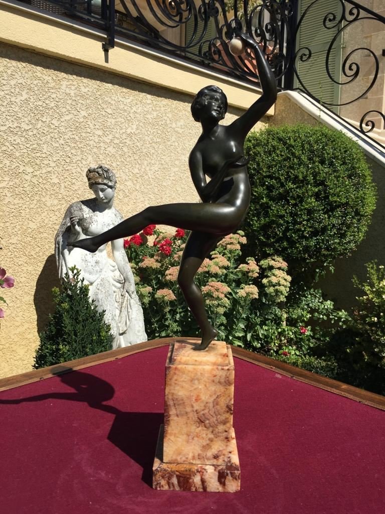 M GUIRAUD RIVIERE - Bronze Art Déco, Danseuse avec une Sphère en Ivoire dans la Main