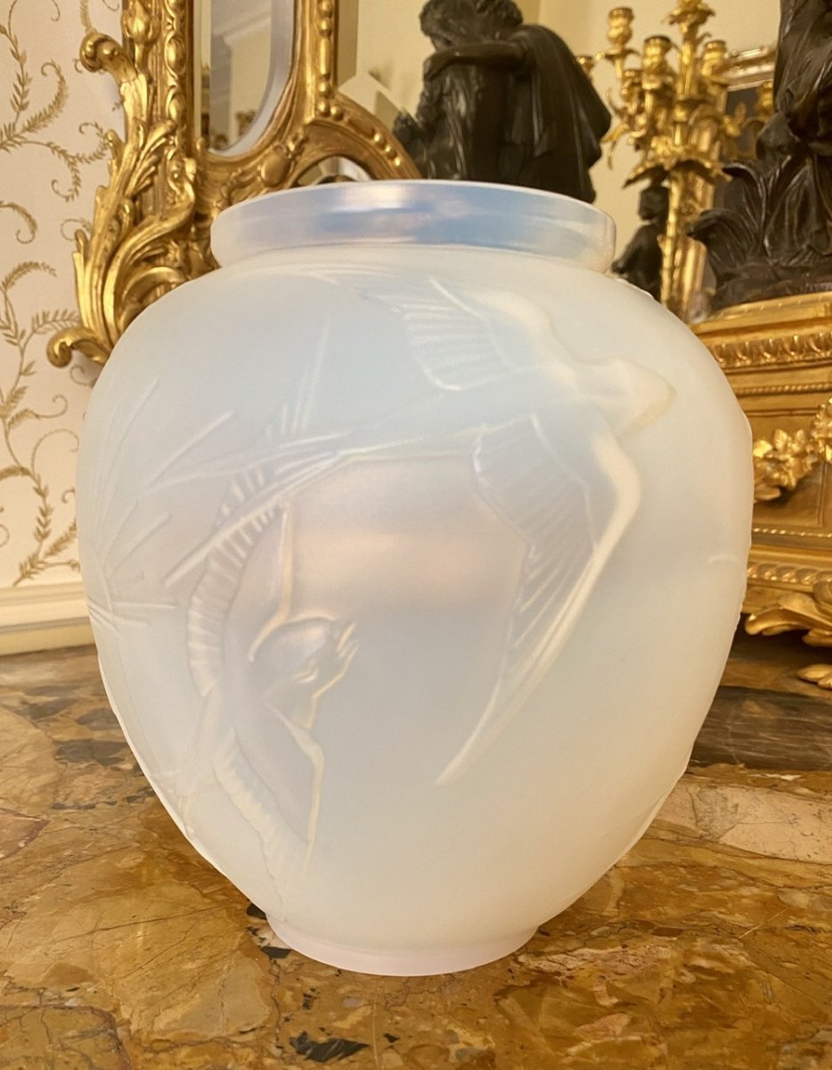 SABINO Paris - Vase Art Déco Opalescent aux Hirondelles-photo-3