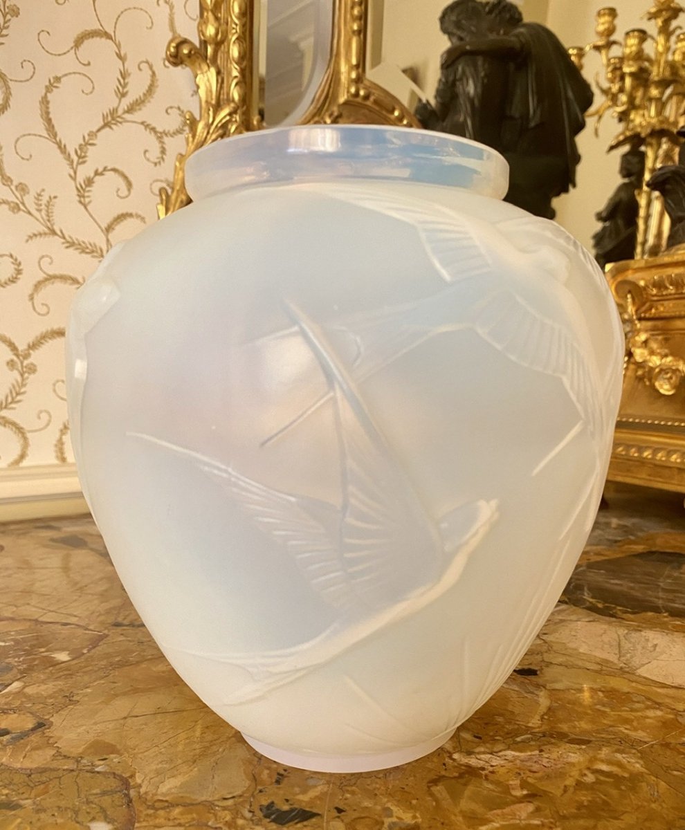 SABINO Paris - Vase Art Déco Opalescent aux Hirondelles-photo-1