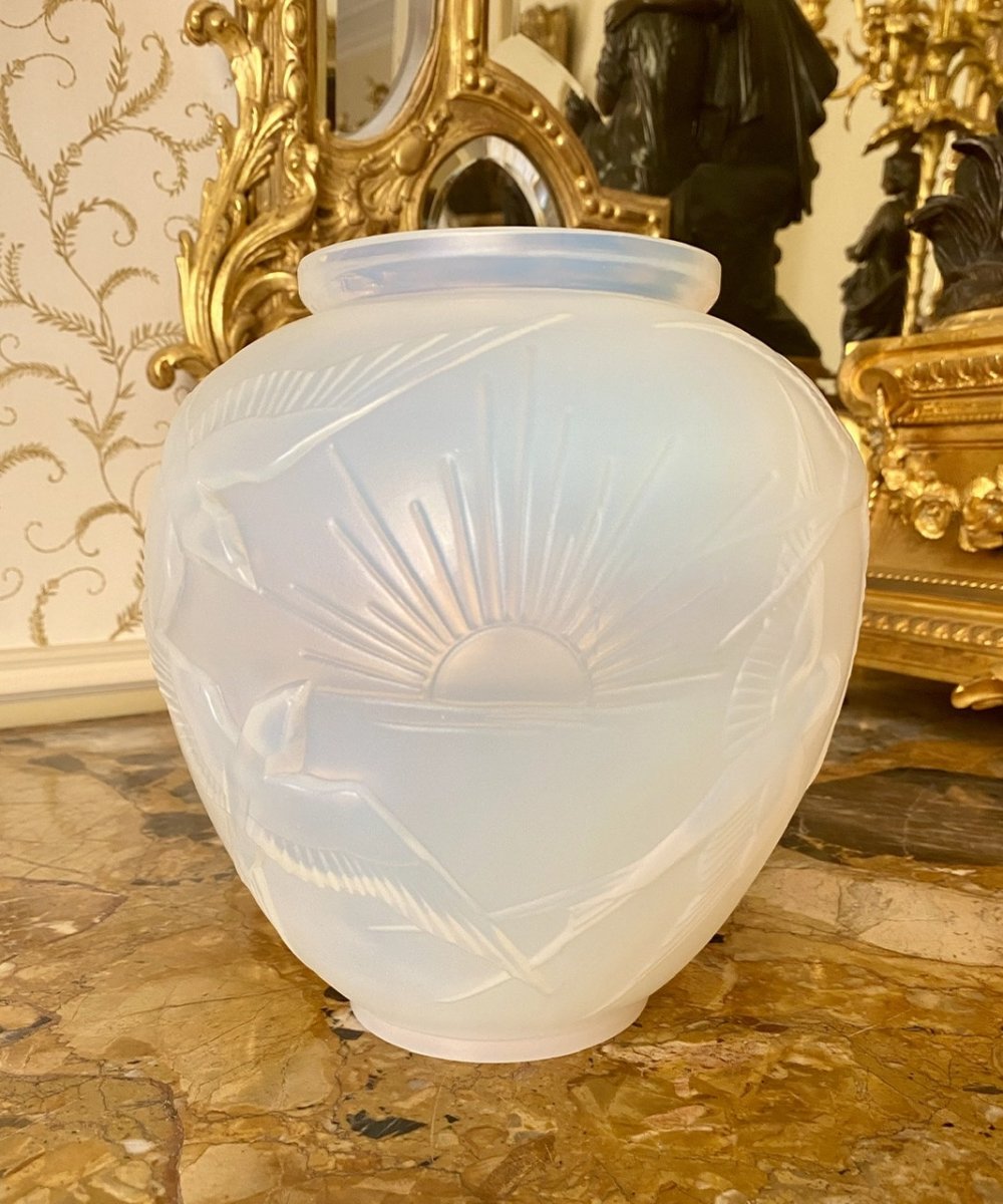 SABINO Paris - Vase Art Déco Opalescent aux Hirondelles