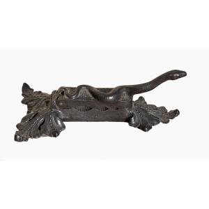 Iron Stopper With Snake Decor