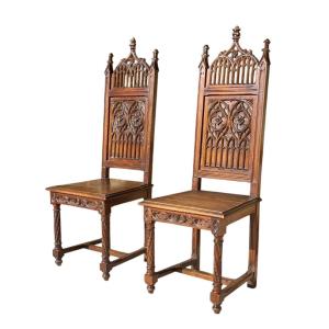 Paire de chaises gothiques en noyer