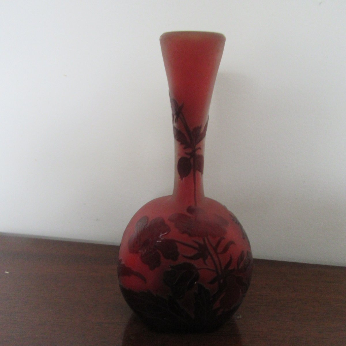 Gallé : vase à panse plate et long col en verre multicouches à décor floral-photo-1