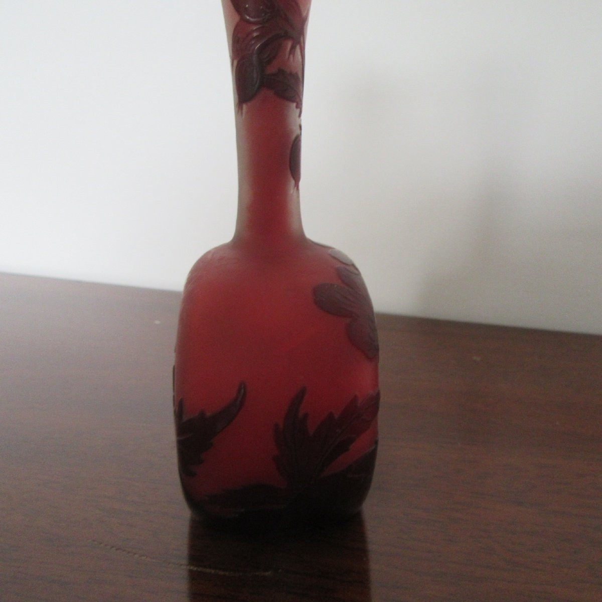 Gallé : vase à panse plate et long col en verre multicouches à décor floral-photo-7