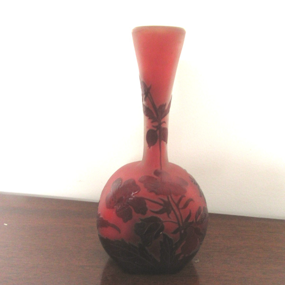 Gallé : vase à panse plate et long col en verre multicouches à décor floral