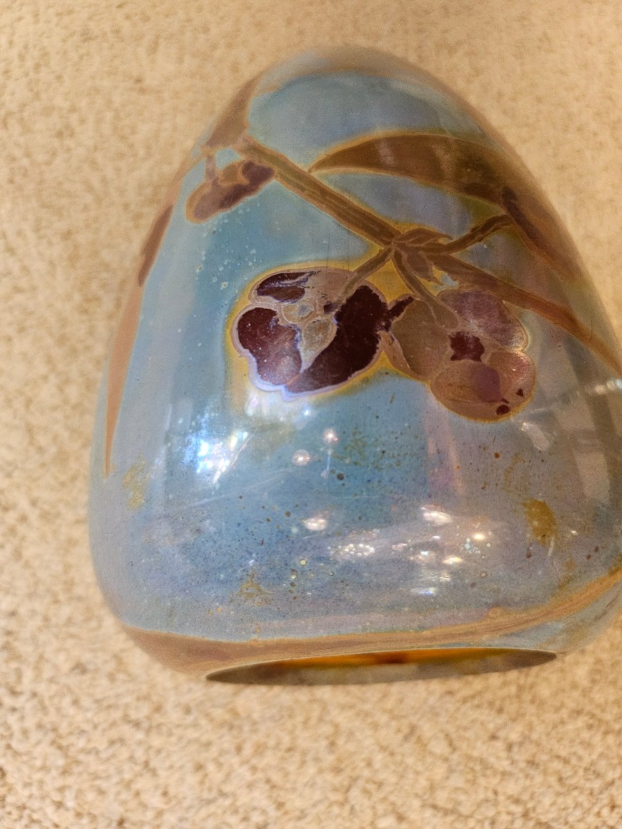 Vase signé Duc Amédè de CARANZA (1843-1914)  Vase en verre irisé à décor libellule et fleurs