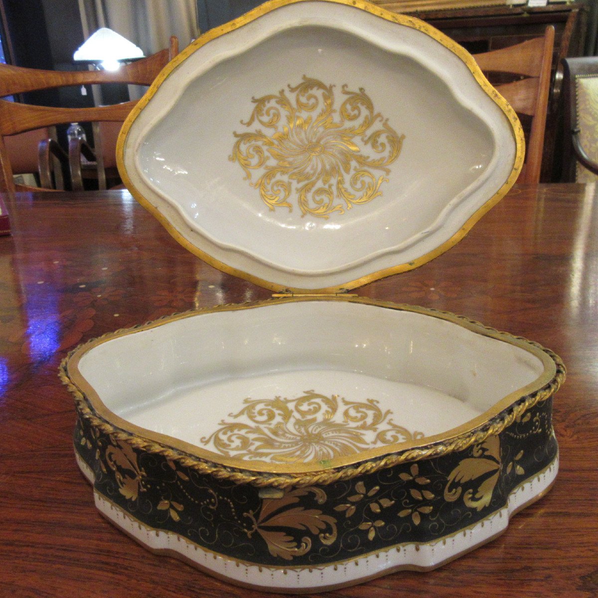 Le Tallec Rare Porcelain Box Or Box With Gold Flower Decor On Black Background. Sign.-photo-3