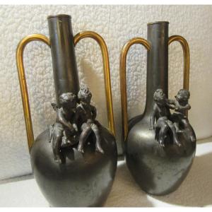 Paire de Vases Pichets en bronze avec 2 chérubins des années 1920/30