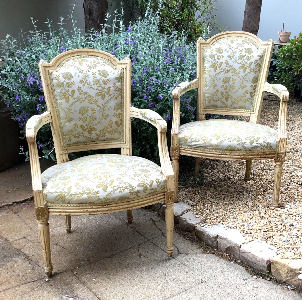 Paire De Fauteuils Cabriolet Epoque Louis XVI.soirie à Décor Végétal 