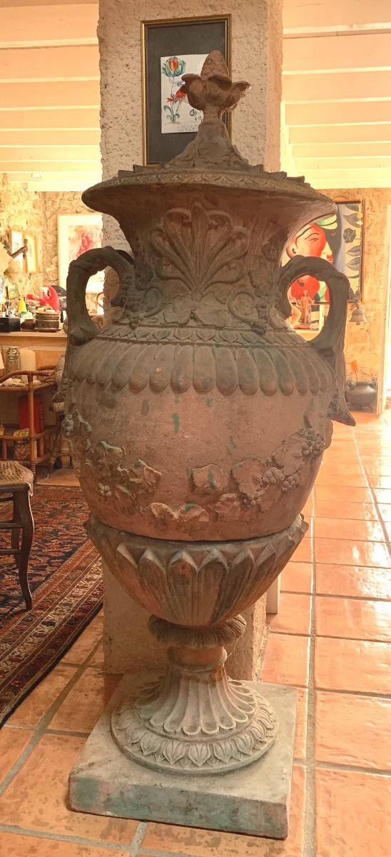 Monumentale Paire De Vase Couverts sur pied douche  En Terre Cuite
