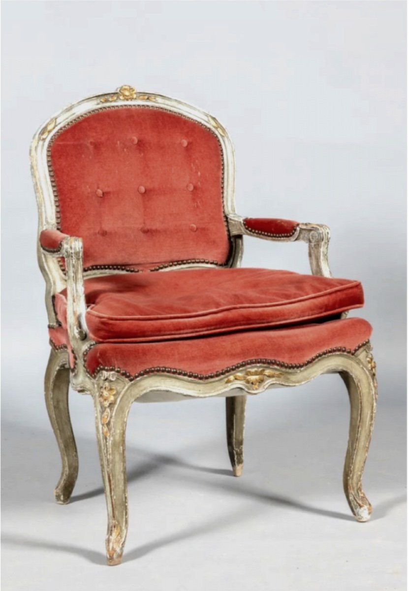 Fauteuil De Style Louis XV En Bois Mouluré Et Sculpté Laqué Gris Et Or à Décor De Fleur