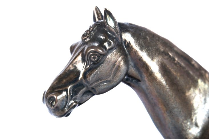 Cheval En Bronze à Patine Argenté Sur Un Socle De Marbre Noir-photo-4