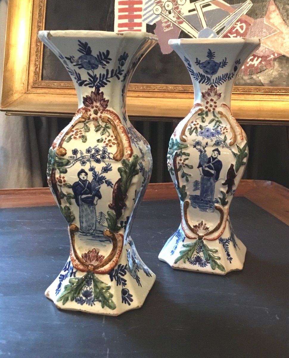 Delft .xviiieme.paire De Vases Balustres à Décor Polychrome.atelier Hendricks Van Hoorn 