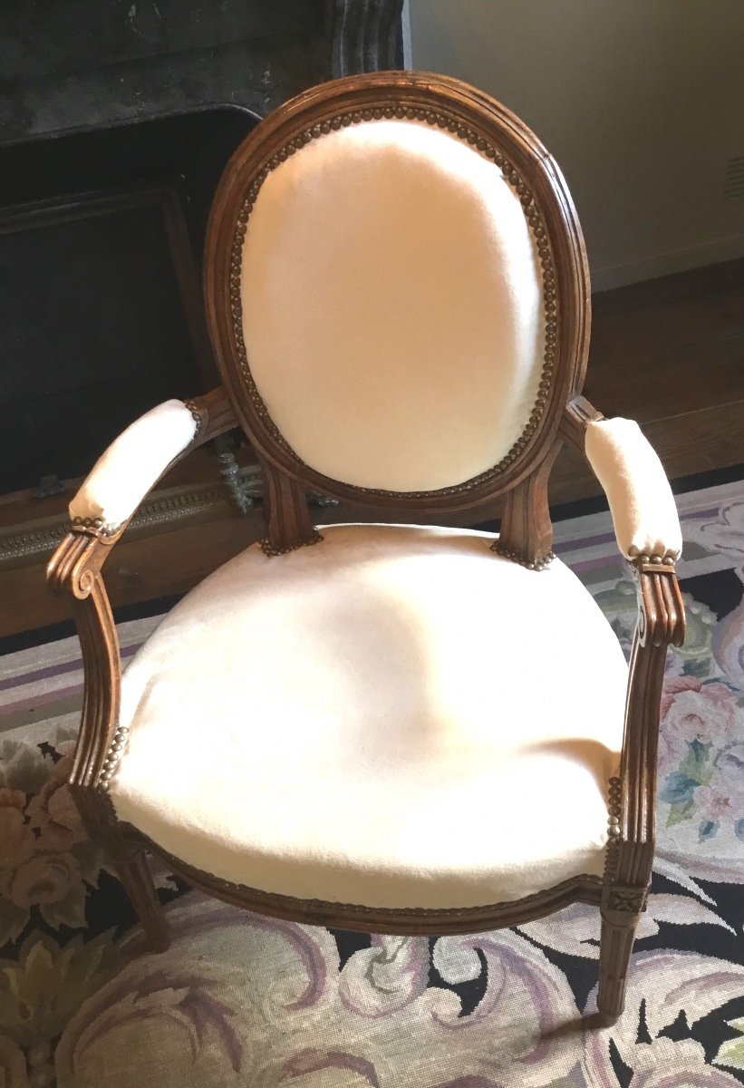 18th Century Louis XVI Armchair With Medallion Back -photo-2