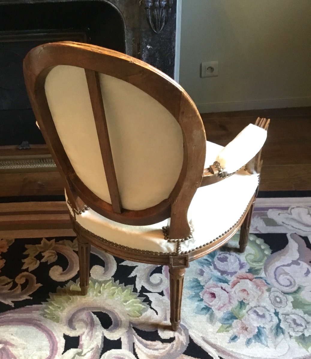 18th Century Louis XVI Armchair With Medallion Back -photo-3