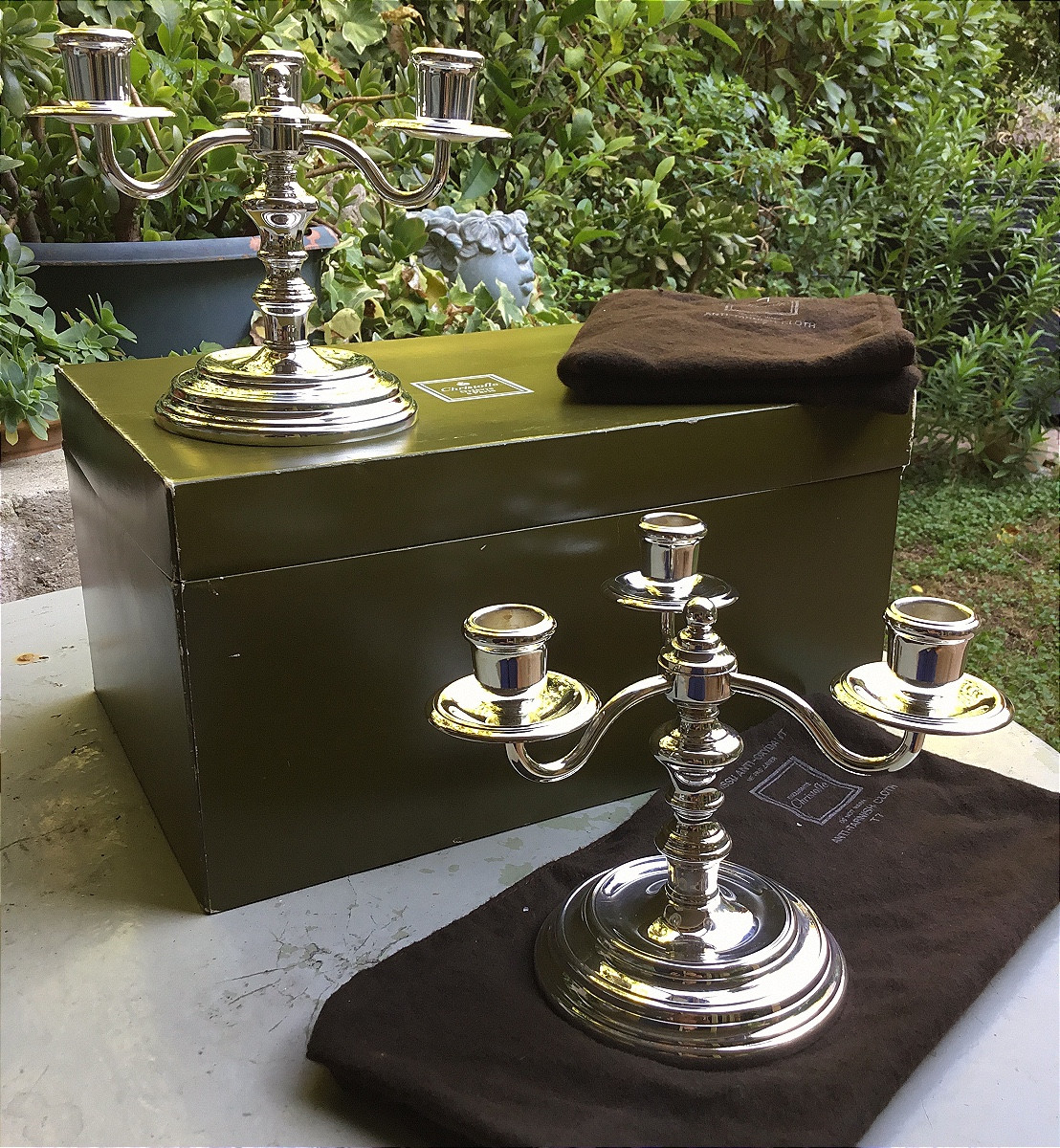 Christofle.paire de candélabres en métal argenté avec boîte et pochons antioxydants-photo-2