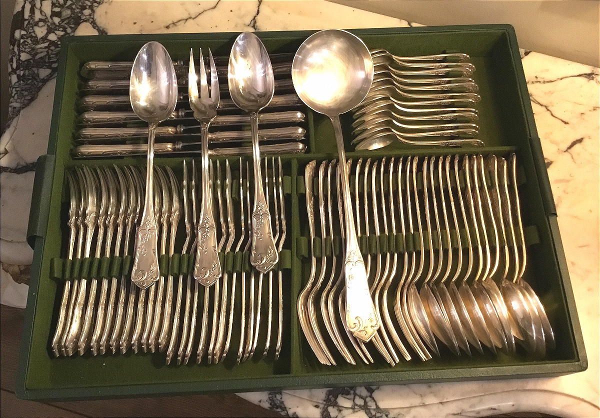 Maison Boulanger. Ménagère de 76 pièces en métal argente-photo-2