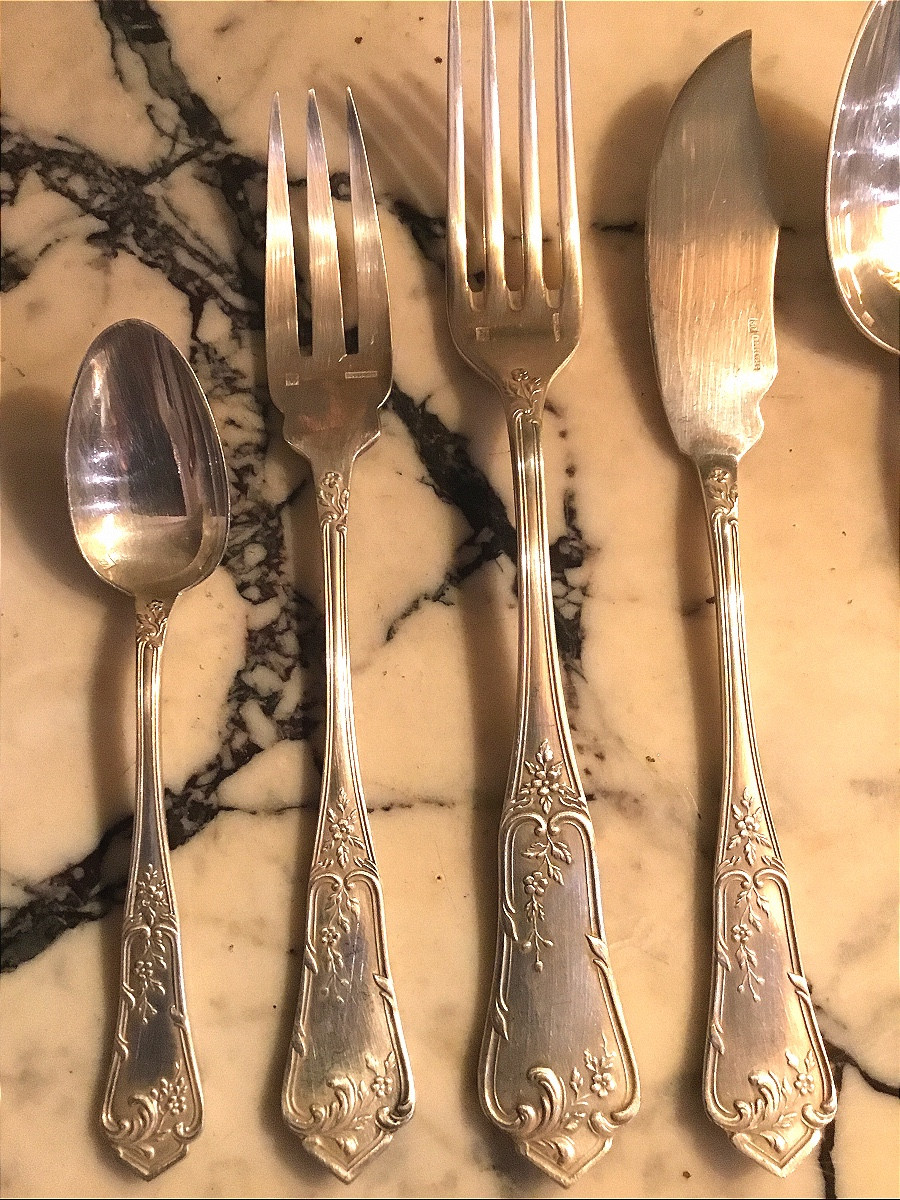 Maison Boulanger. Ménagère de 76 pièces en métal argente-photo-3