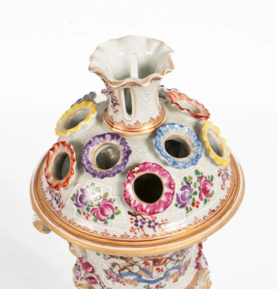 Dans le goût de Meissen, pique fleurs en porcelaine, décoré sur un socle de bronze-photo-1