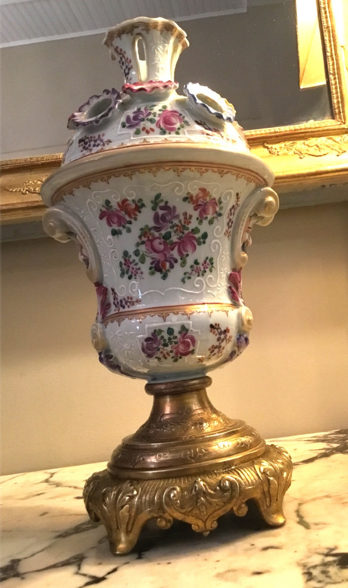 Dans le goût de Meissen, pique fleurs en porcelaine, décoré sur un socle de bronze
