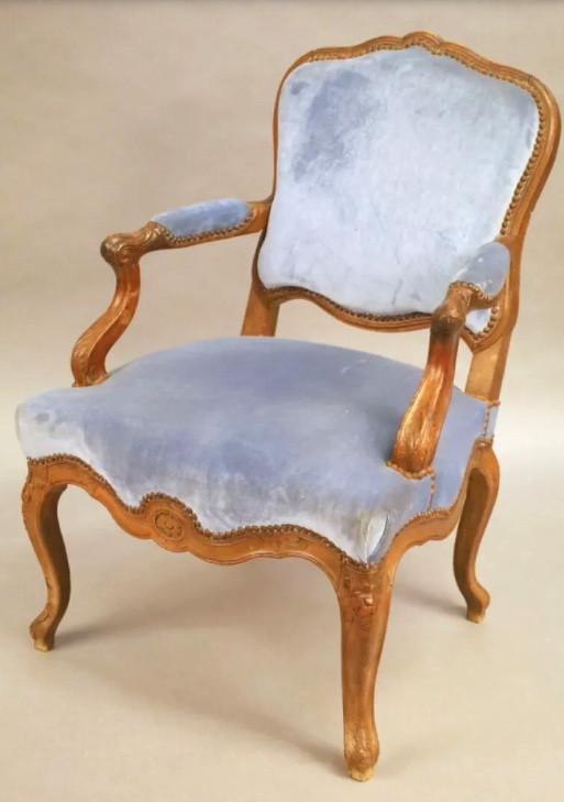 Epoque régence.fauteuil à dossier plat en bois fruitier mouluré et sculpté 